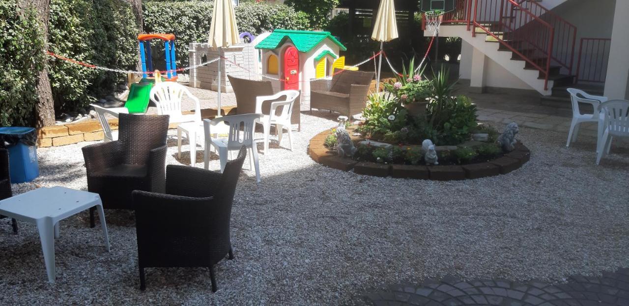 Hotel De Amicis Riccione Luaran gambar