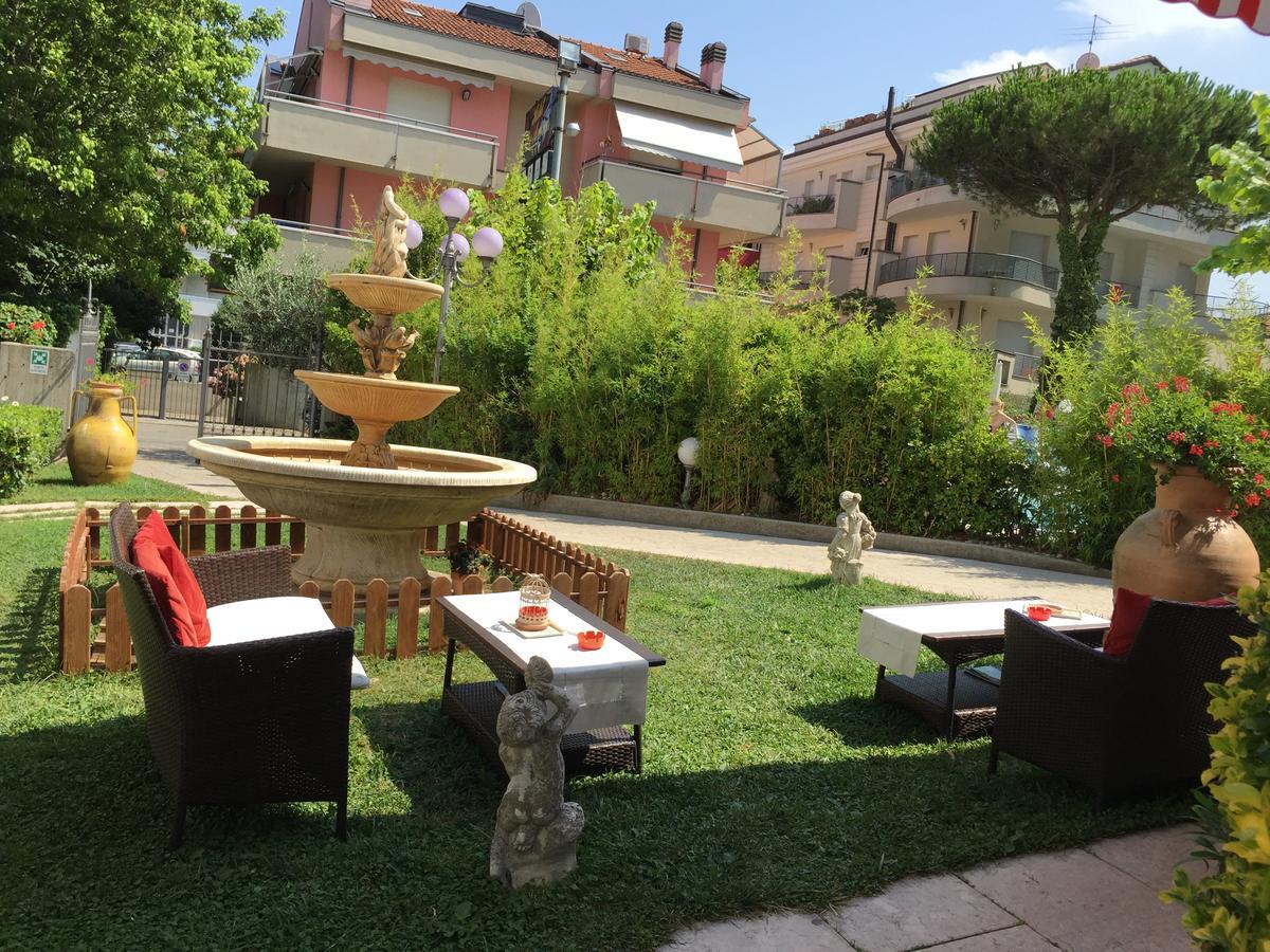 Hotel De Amicis Riccione Luaran gambar