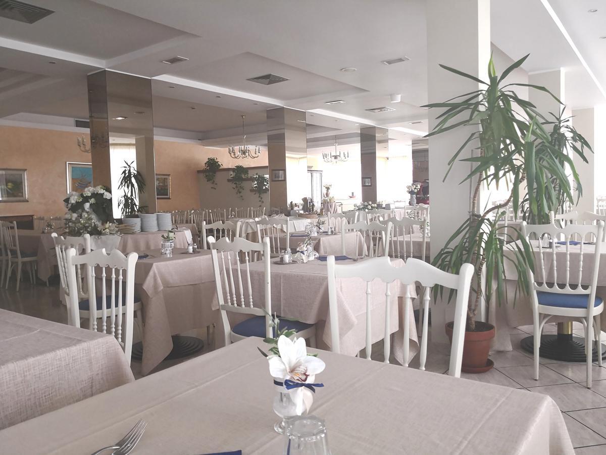 Hotel De Amicis Riccione Luaran gambar