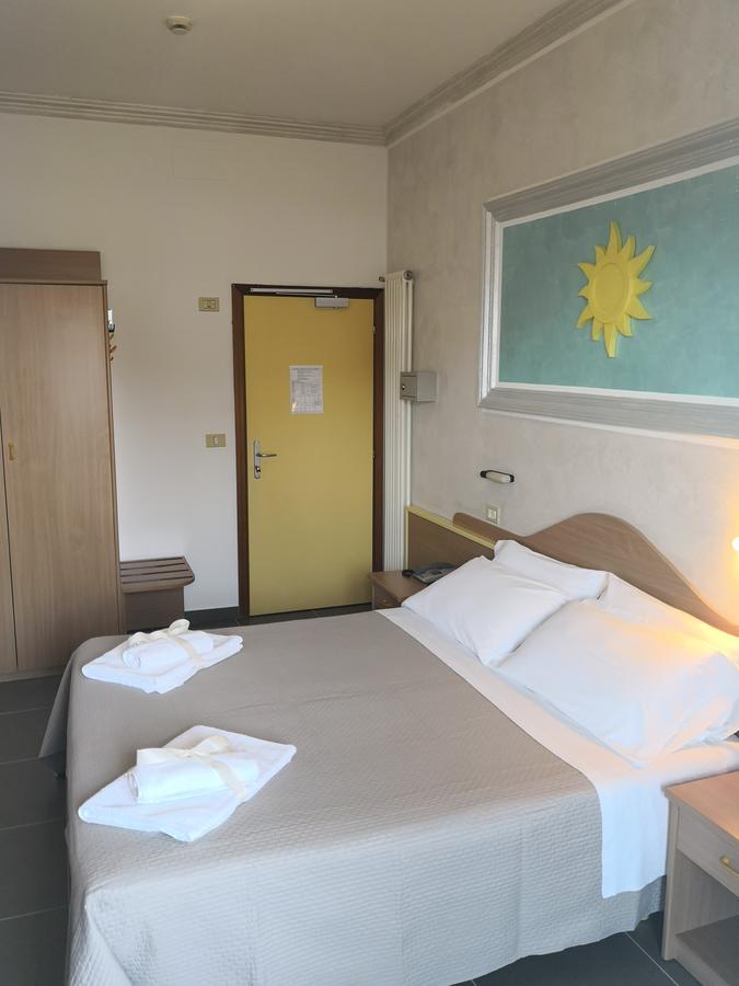 Hotel De Amicis Riccione Luaran gambar