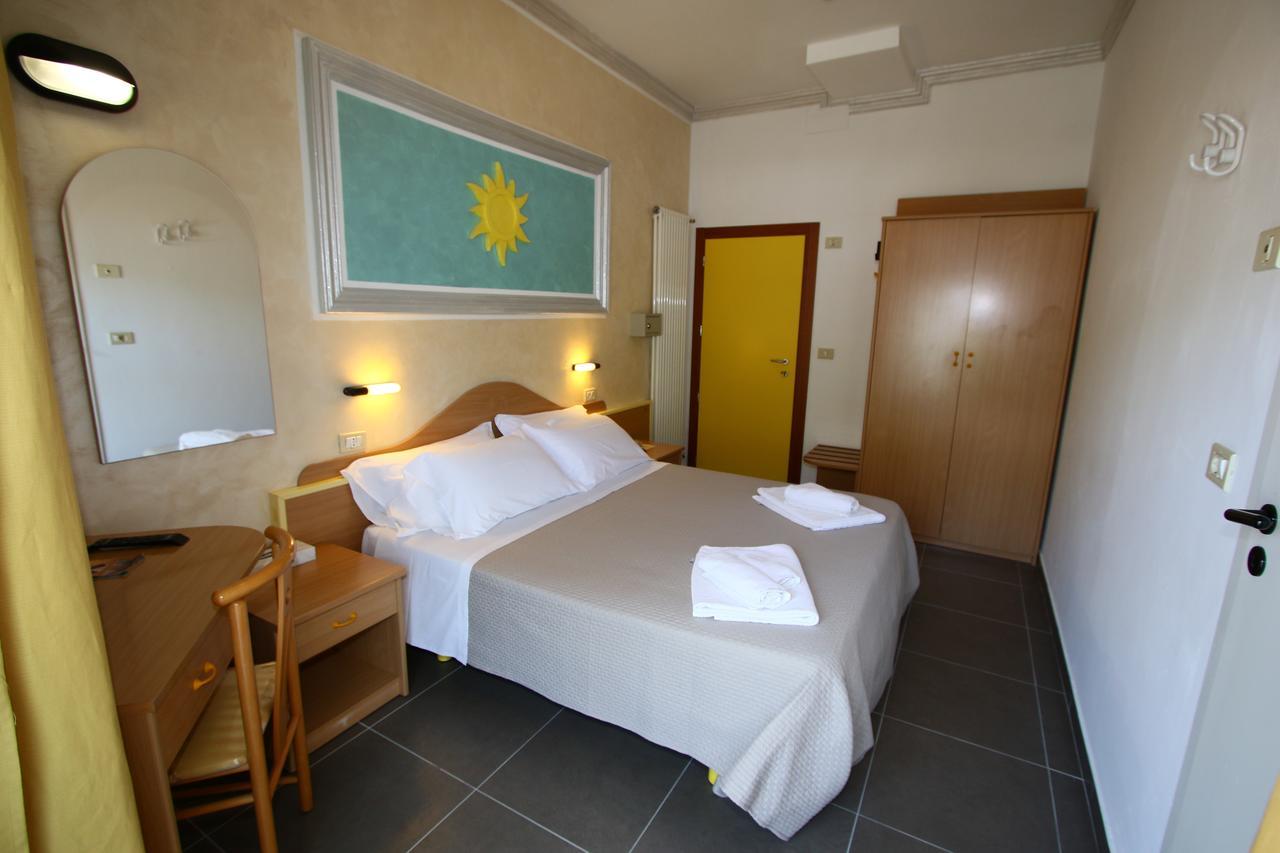 Hotel De Amicis Riccione Luaran gambar